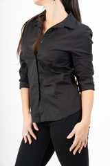 modella indossando Camicia avvitata in cotone elasticizzato nera colore