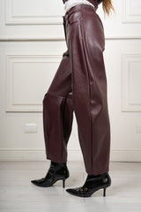 modella indossando Pantalone Belgrave barrel in ecopelle colore