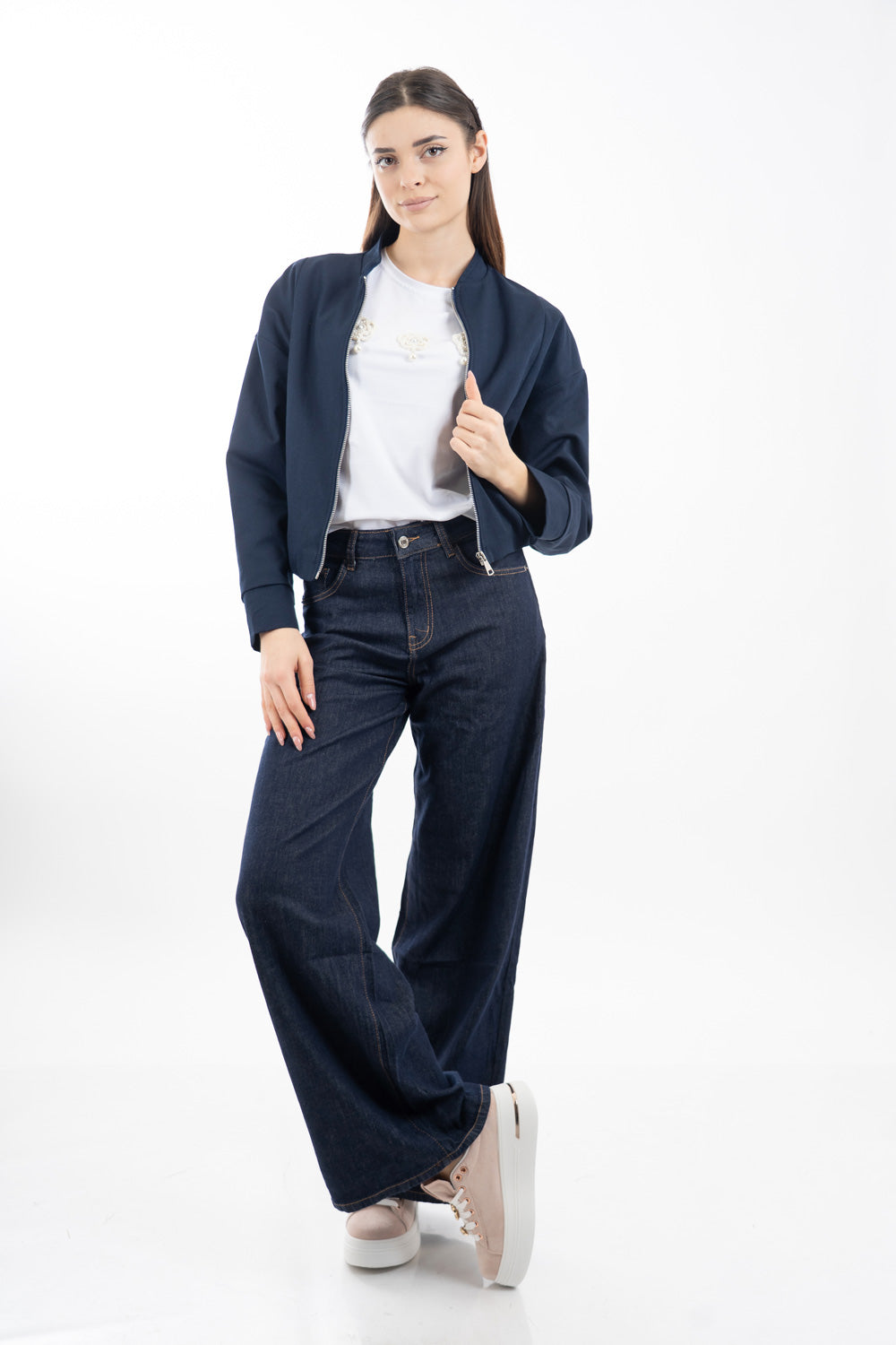 modella indossando Jeans palazzo in denim leggero elasticizzato a gamba ampia colore