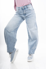modella indossando Jeans barrel a vita alta in denim leggero effetto slavato colore Denim Medio