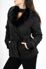 modella indossando Giacca ecocamoscio corta con collo in eco-pelliccia - Nera colore Nero