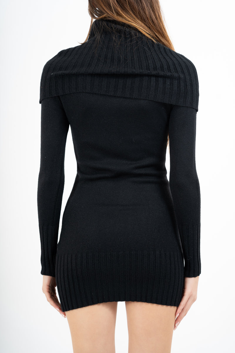 Abito in maglia con collo ampio a coste