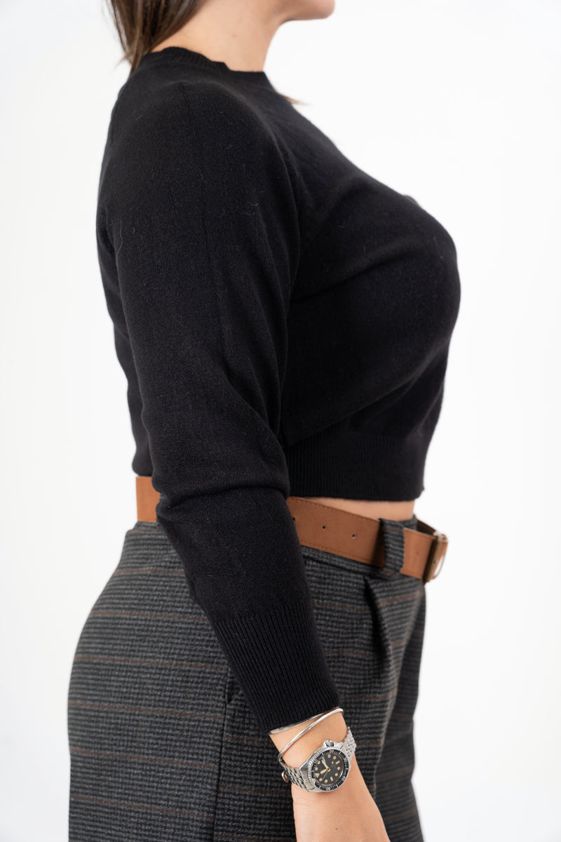 modella indossando Maglia basic a manica raglan in filato misto viscosa colore