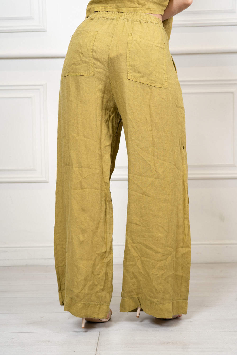 Pantalone a palazzo in puro lino con tasche.