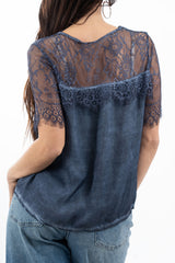 modella indossando Maglia over in viscosa con inserti in pizzo floreale colore