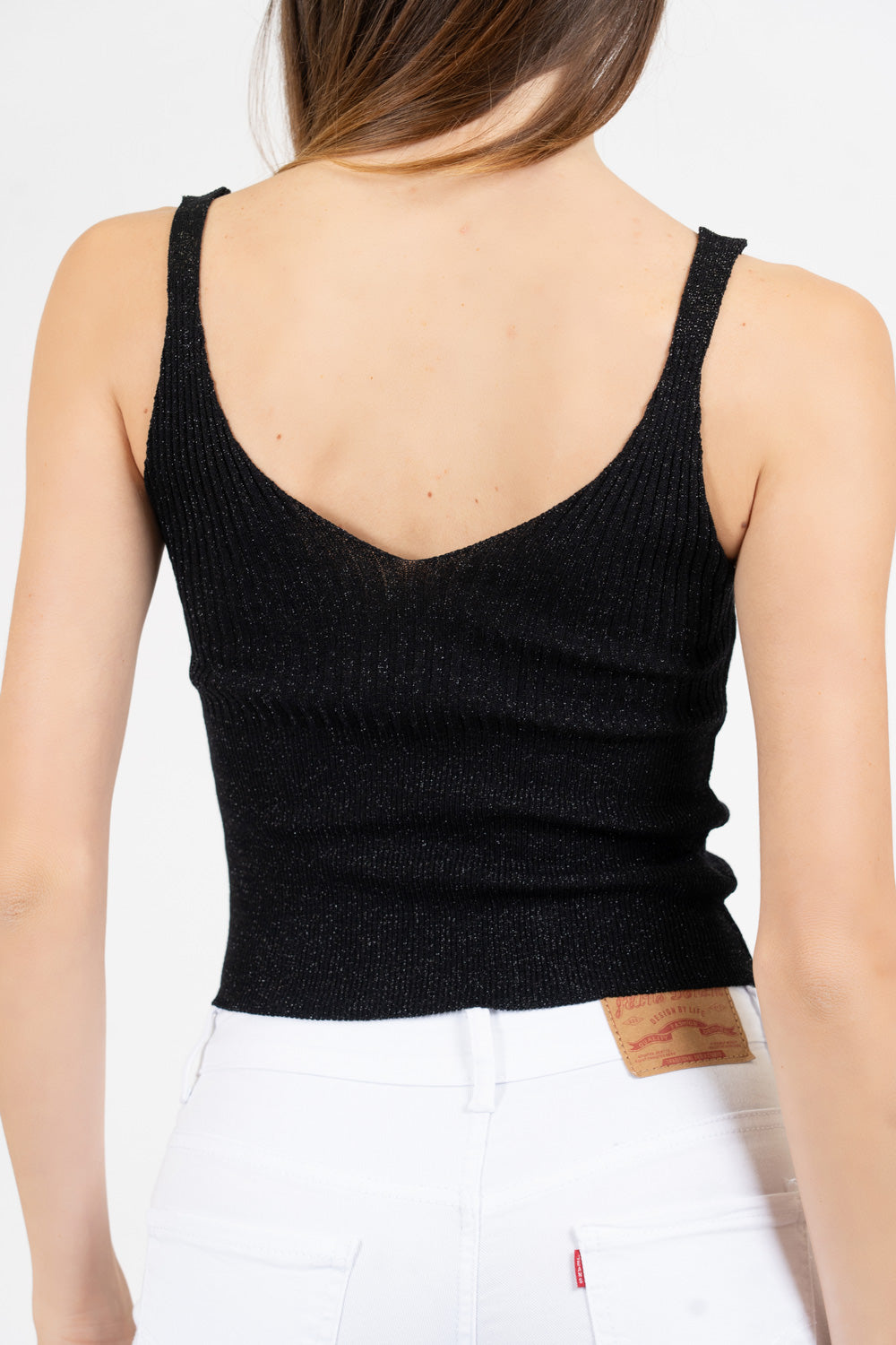Top scollo V in maglia lurex a costine.