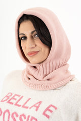 modella indossando Balaclava in maglia morbida Made in Italy colore Rosa Unica