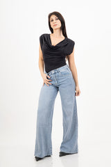 modella indossando Jeans straight morbido in denim elasticizzato colore