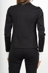 modella indossando Giacca nera elasticizzata due bottoni in misto cotone colore