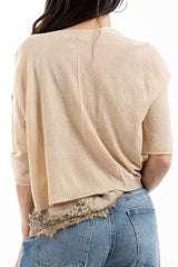 modella indossando Cardigan leggero in viscosa con lurex e manica 3/4 colore