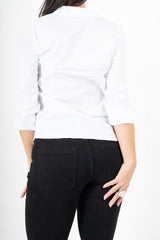 modella indossando Camicia avvitata in cotone elasticizzato bianca colore