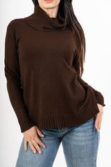 modella indossando Maglione over con collo alto in filato morbido e caldo colore Marrone Unica