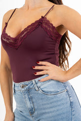 modella indossando Body Lace Touch con bretelle sottili colore