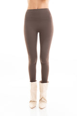 modella indossando Leggings cavallerizza a vita alta in maglina elasticizzata Tortora colore