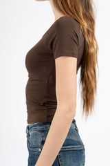 Maglia crop scollo barca in viscosa elasticizzata a manica corta.