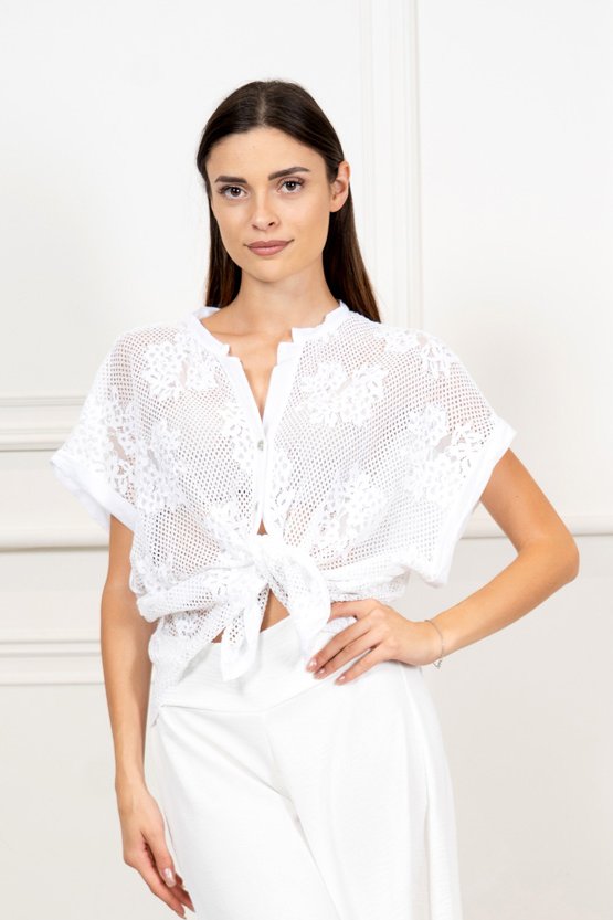 modella indossando Camicia Over Traforata con Inserti in Pizzo colore Bianco Unica