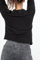 modella indossando Maglione girocollo con scritta “Ho sempre ragione” in misto lana Made in Italy colore