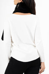 modella indossando Stola in eco-pelliccia morbida colore