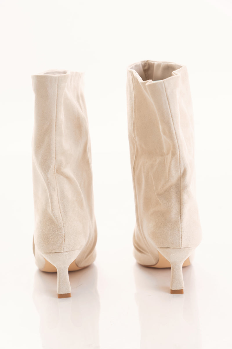 Tronchetto beige in ecocamoscio con gambale morbido ampio e tacco a clessidra 6 cm