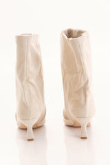 Tronchetto beige in ecocamoscio con gambale morbido ampio e tacco a clessidra 6 cm