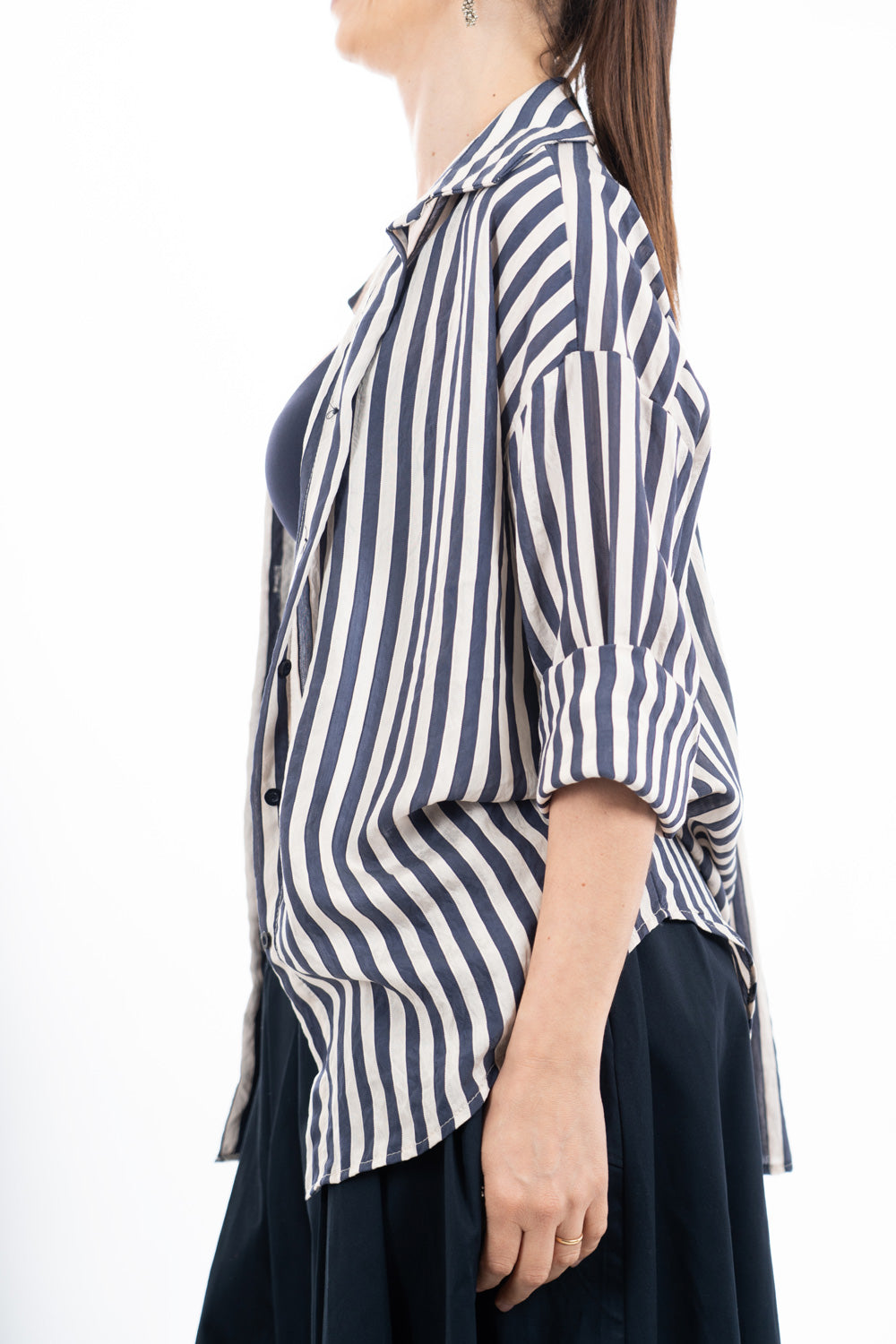 modella indossando Camicia lunga a righe in viscosa con lavorazione jacquard colore
