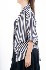 modella indossando Camicia lunga a righe in viscosa con lavorazione jacquard colore