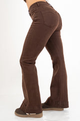 modella indossando Jeans flare in cotone elasticizzato – Marrone cioccolato colore