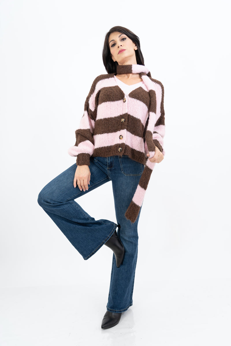 modella indossando Cardigan a righe in misto lana con sciarpa coordinata colore