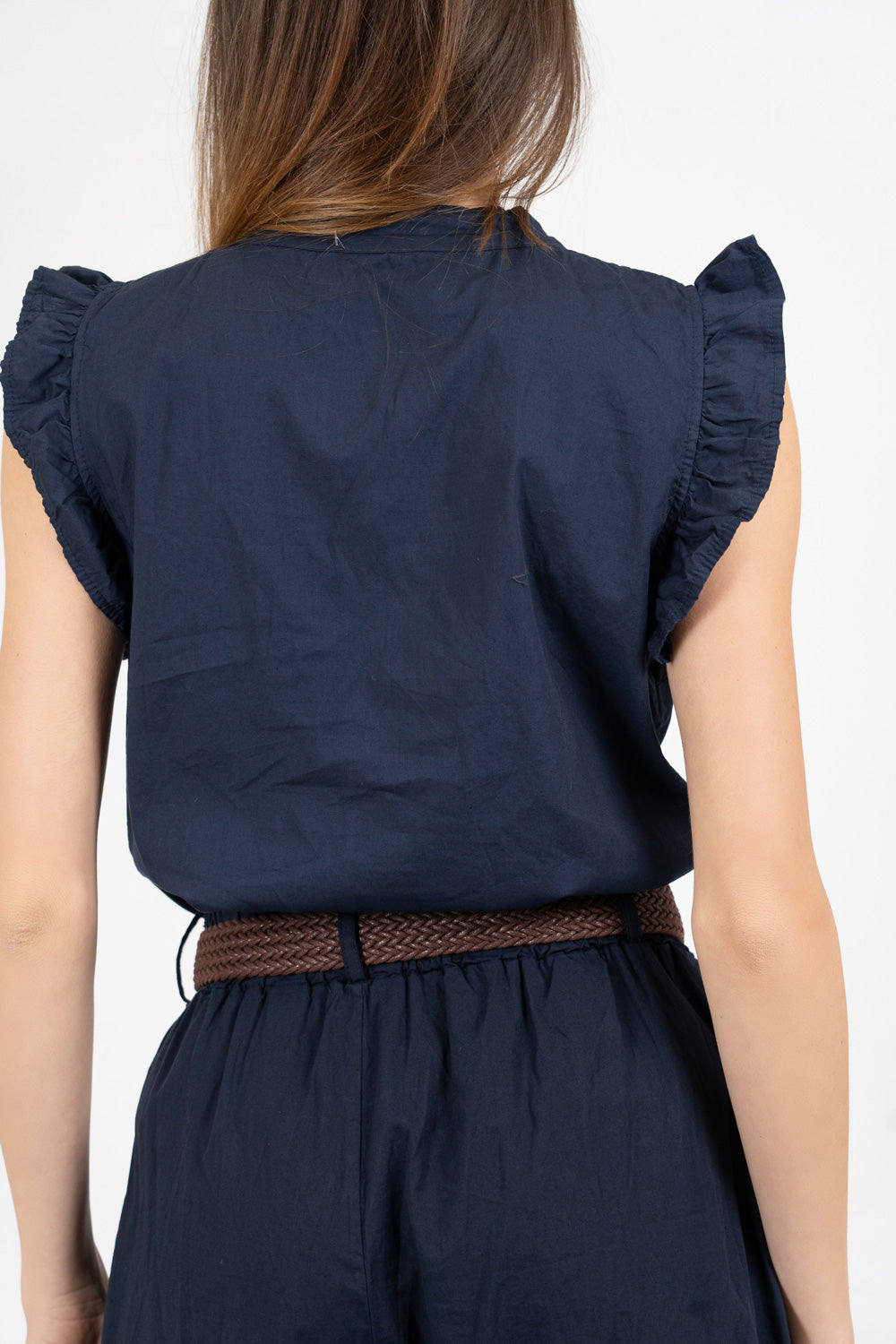 Camicia smanicata con rouge in cotone elasticizzato.