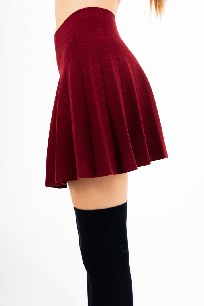 modella indossando Minigonna Soft Pleat in viscosa elasticizzata colore