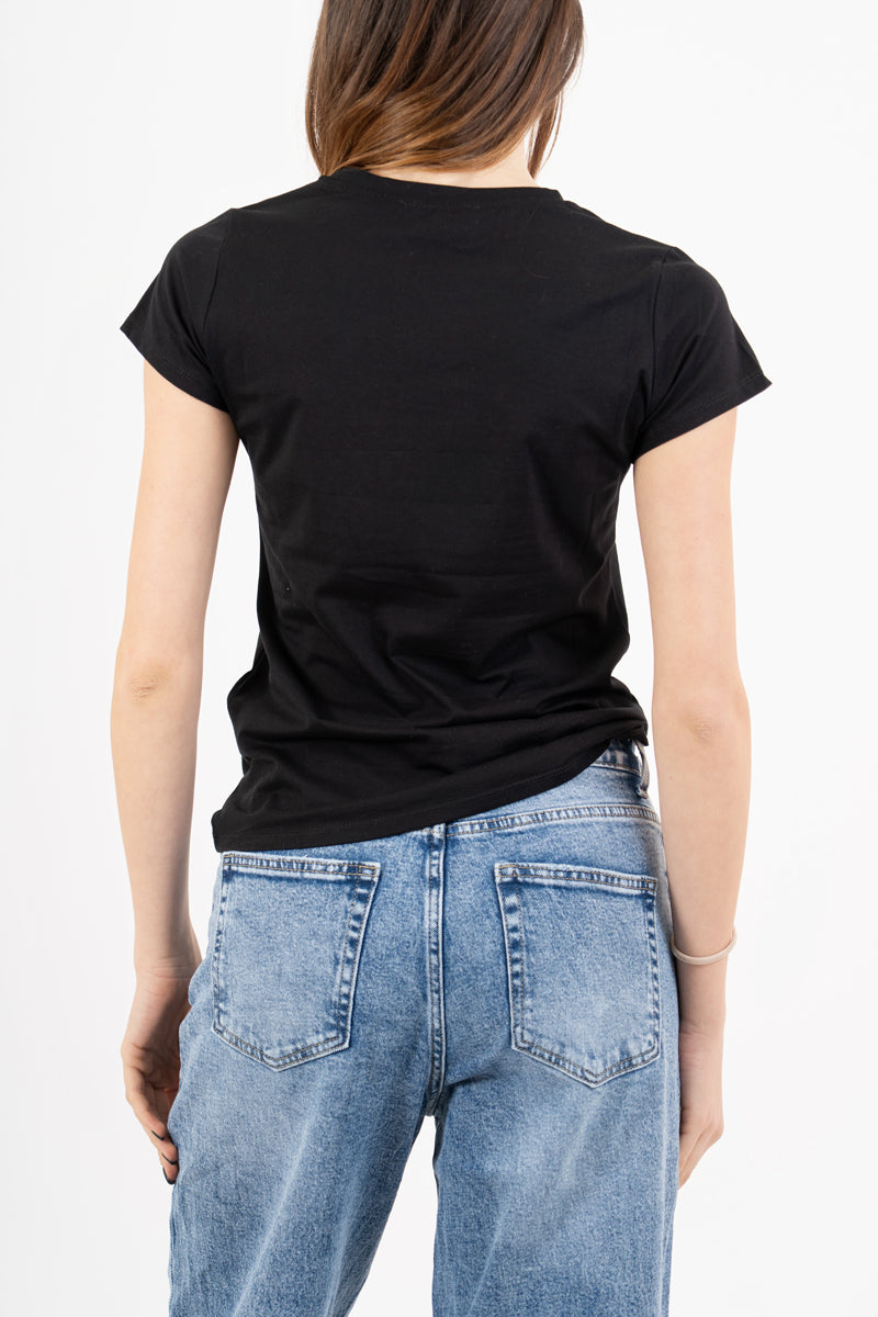 modella indossando T-shirt in cotone elasticizzato con orsetto gioiello applicato colore