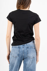 modella indossando T-shirt in cotone elasticizzato con orsetto gioiello applicato colore