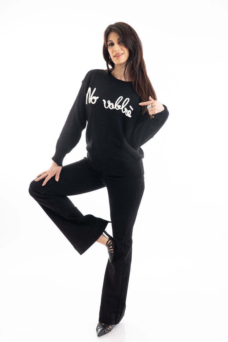 modella indossando Maglia over 100% cotone con scritta ricamata “No Vabbé” colore