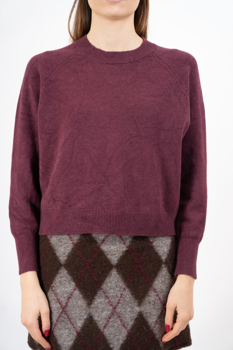 modella indossando Maglia basic a manica raglan in filato misto viscosa colore Prugna Unica