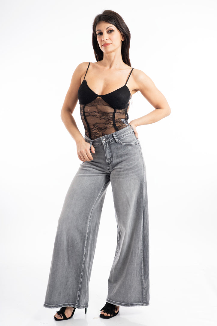 modella indossando Body bustier in pizzo con schiena scoperta e stecche effetto corsetto colore