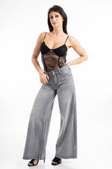 modella indossando Body bustier in pizzo con schiena scoperta e stecche effetto corsetto colore