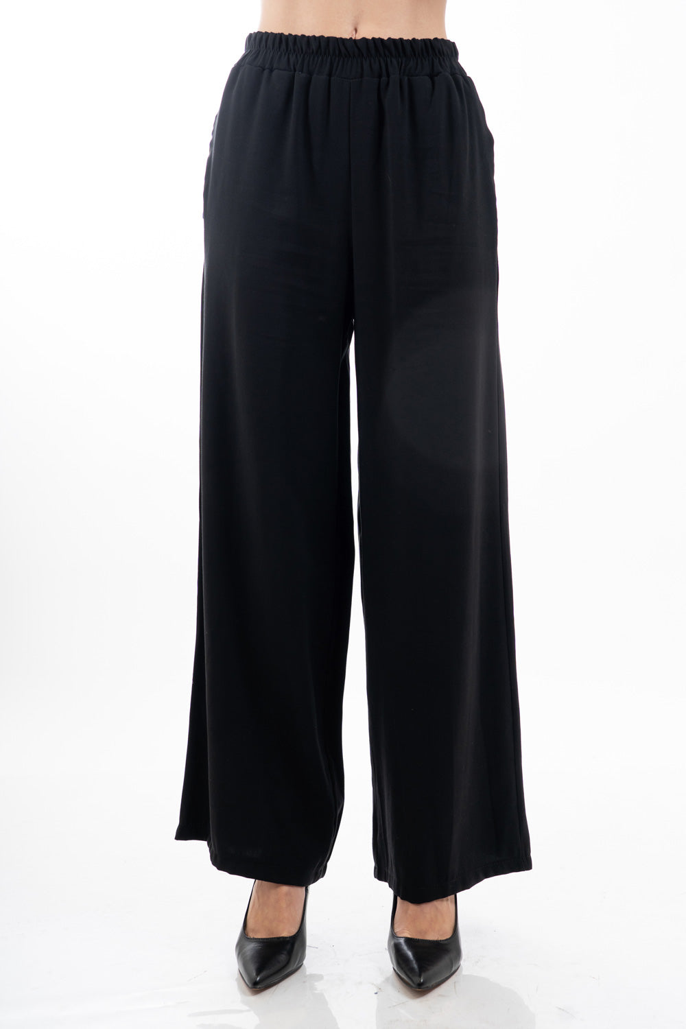 modella indossando Pantalone palazzo con elastico in vita in tela fluida misto viscosa colore