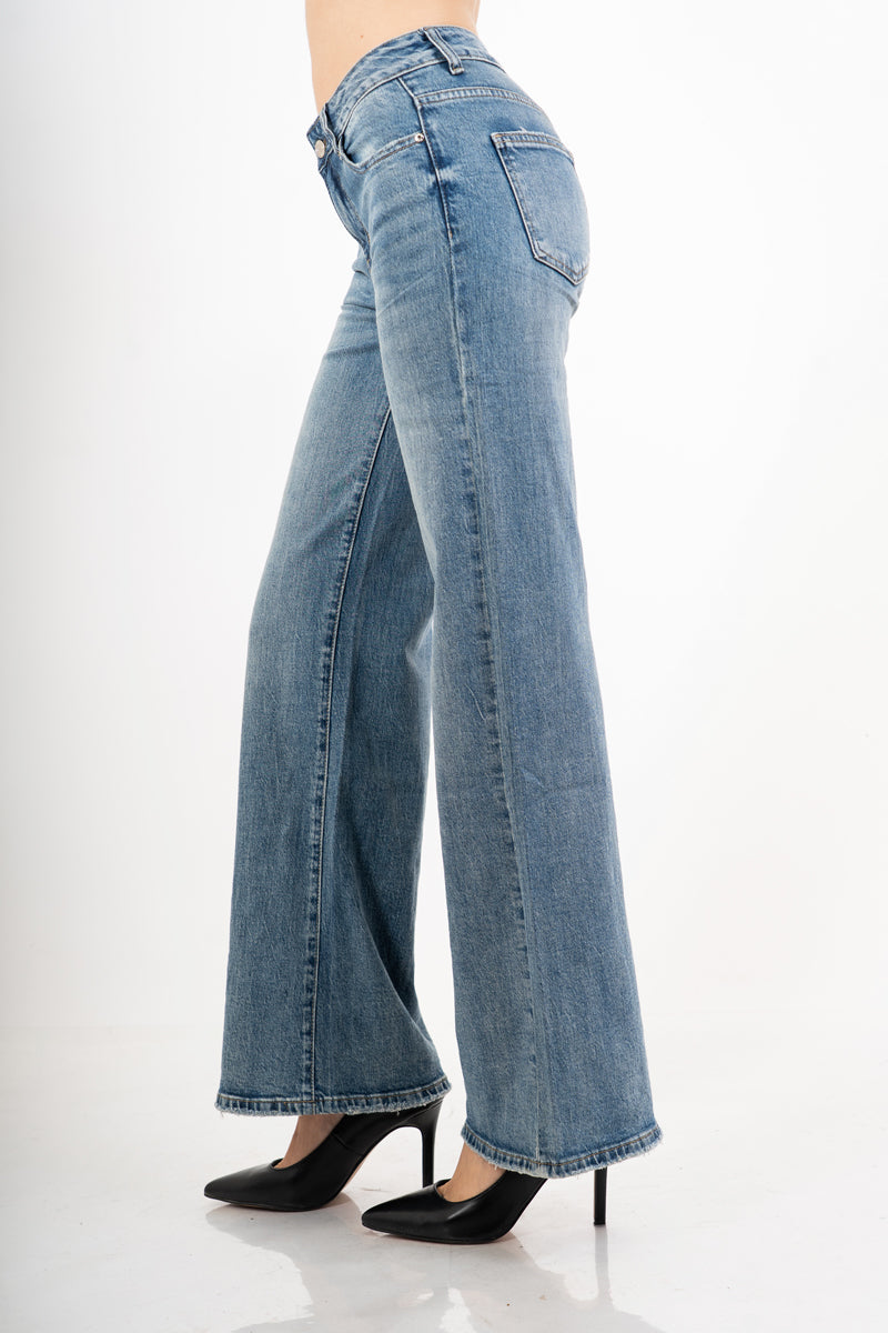 modella indossando Jeans straight leg in denim morbido con fondo used colore