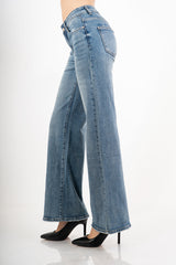 modella indossando Jeans straight leg in denim morbido con fondo used colore