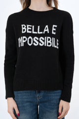 modella indossando Maglione girocollo con scritta “Bella e impossibile” in misto lana Made in Italy colore Nera-Bianca Unica
