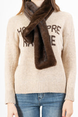 modella indossando Stola in eco-pelliccia morbida colore Marrone Unica