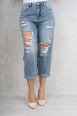 Jeans mom fit con rotture