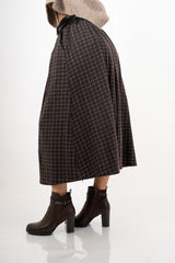 modella indossando Gonnellone lungo in flanella fantasia con cintura colore