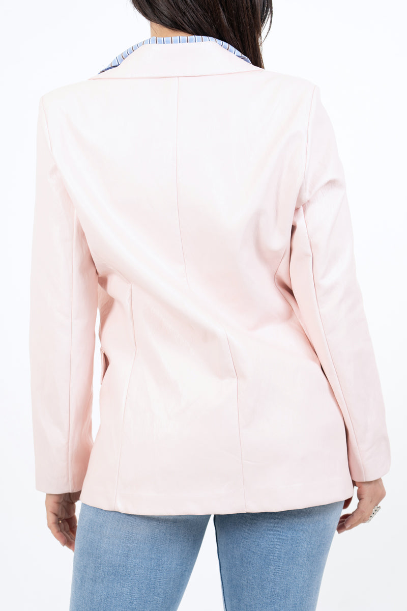 modella indossando Giacca ecopelle morbida con spalline e bottone colore