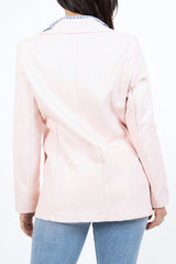 modella indossando Giacca ecopelle morbida con spalline e bottone colore