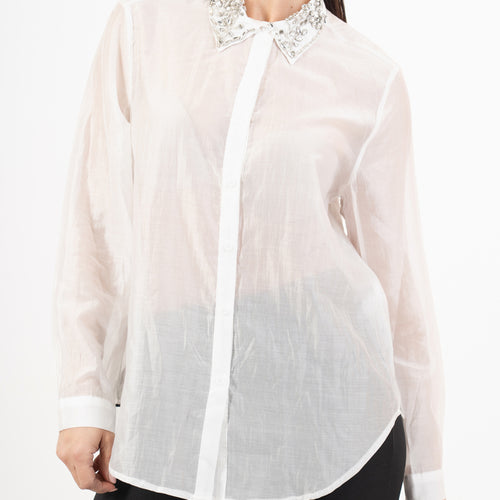 modella indossando Camicia over velata con colletto gioiello colore Bianco Unica
