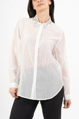 modella indossando Camicia over velata con colletto gioiello colore Bianco Unica