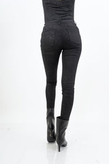 modella indossando Jeans push-up elasticizzato nero con glitter e vestibilità skinny colore