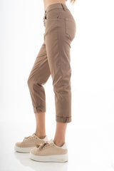 Pantalone modello chinos in cotone elasticizzato colore cuoio con bottoni gioiello a cuore