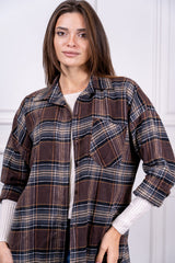 modella indossando Camicia Rivington Woodland in flanella colore Marrone-Grigio Unica